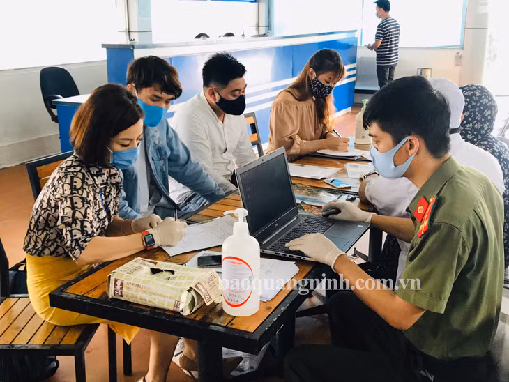 Khi lên tàu, hành khách phải đảm bảo đeo khẩu trang đầy đủ và được rửa tay bằng dung dịch sát khuẩn. 