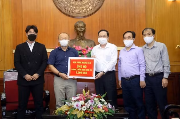  Thầy Park trao tặng 5.000 USD cho cuộc chiến chống dịch Covid-19 của Việt Nam.