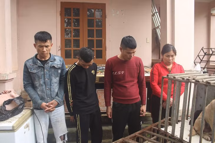 Nhóm đối tượng trong băng cẩu tặc tại cơ quan điều tra.