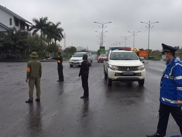 Các lực lượng hướng dẫn xe con, xe khách và xe tải dừng tại các vị trí để kiểm tra đo thân nhiệt người trên xe, tránh ùn tắc.