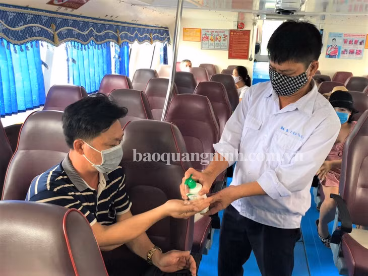Khi lên tàu, hành khách phải đảm bảo đeo khẩu trang đầy đủ và được rửa tay bằng dung dịch sát khuẩn. 