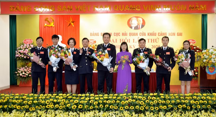 Ban chấp hành Đảng bộ Chi cục Hải quan cửa khẩu cảng Hòn Gai nhiệm kỳ 2020-2025 ra mắt đại hội.