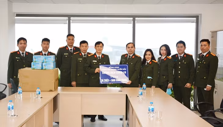 5000 khẩu trang y tế đã được trao cho 