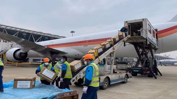 Trung Quốc quyên góp 40 tấn thiết bị y tế cho Indonesia. (Ảnh: Sindonews)