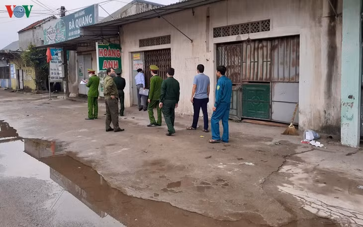 Lực lượng chức năng ra quân xử lý những ki ốt kinh doanh chứa chấp mại dâm ở khu vực bãi biển Diễn Thành.