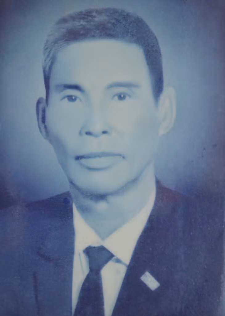Di ảnh cụ Lê Bẩy.