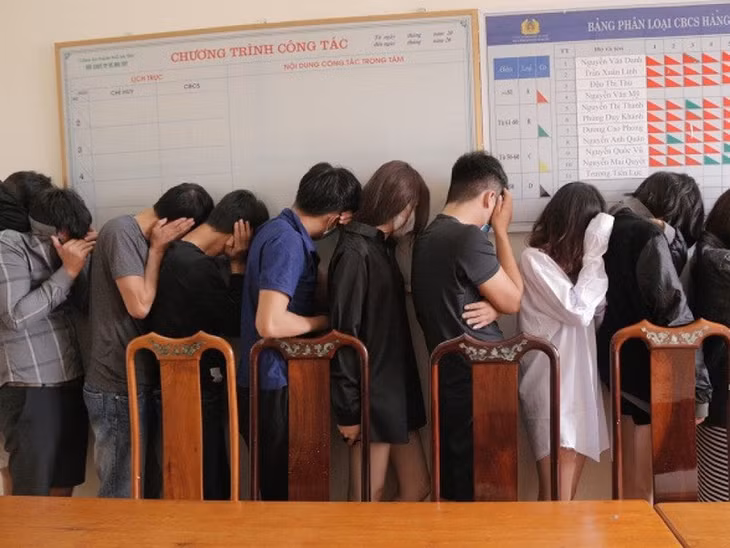  Các đối tượng bị bắt quả tang (ảnh C.A.T.P)