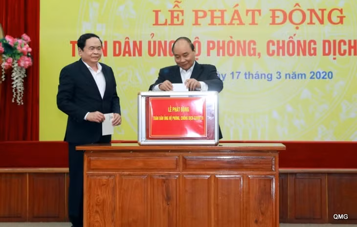 Thủ tướng Chính phủ Nguyễn Xuân Phúc và Chủ tịch Uỷ ban Trung ương MTTQ Việt Nam Trần Thanh Mẫn trực tiếp ủng hộ phòng, chống Covid-19 ngay tại lễ phát động. Ảnh: chinhphu.vn