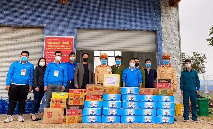 Đoàn Thanh niên Đội CSGT-trật tự, Công an TP Móng Cái phối hợp với Thành đoàn Móng Cái tặng quà cho lực lượng 