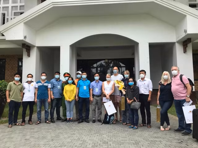 Những du khách nước ngoài hết thời hạn cách ly và trở về nước