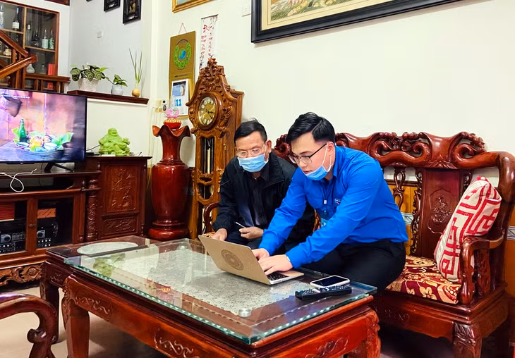Đoàn thanh niên phường Ka Long đến hướng dẫn ông 