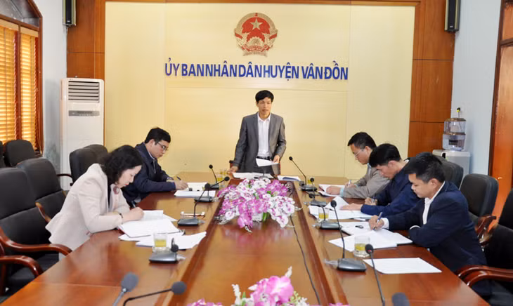 Lãnh đạo Huyện uỷ Vân Đồn làm việc với Thường trực HĐND huyện về công tác cán bộ thuộc diện BTV Huyện uỷ quản lý. Ảnh chụp ngày 15/1/2020