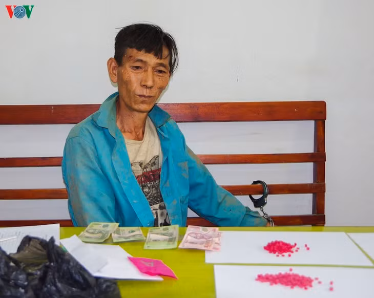 Đối tượng Sùng A Phỏng cùng tang vật tại cơ quan chức năng.