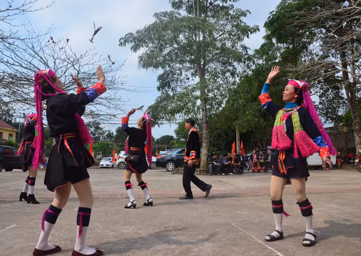 Phụ nữ Dao Thanh Y xã Hà Lâu huyện Tiên Yên chơi đánh...