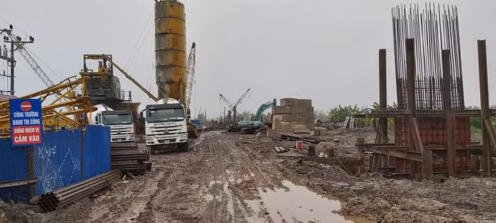 Khu vực thi công cầu Triều và đường dẫn nối quốc lộ 18.