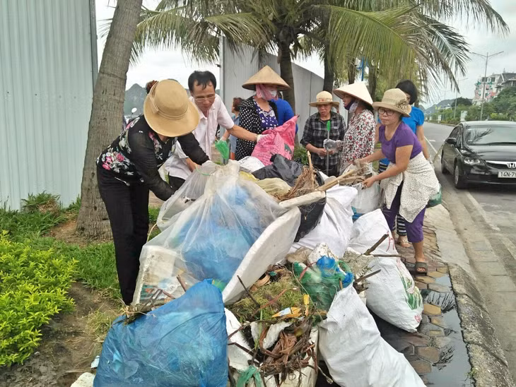 Hội viên Hội LHPN phường Hồng Hà phối hợp với người dân trên địa bàn tổ chức ra quân dọn dẹp vệ môi trường khu vực Đường bao biển cột 5