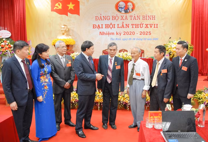 Bí thư Tỉnh ủy, Chủ tịch HĐND tỉnh Nguyễn Xuân Ký dự đại hội đảng bộ điểm cấp cơ sở tại Đầm Hà (Đại hội Đảng bộ xã Tân Bình), ngày 5/3.