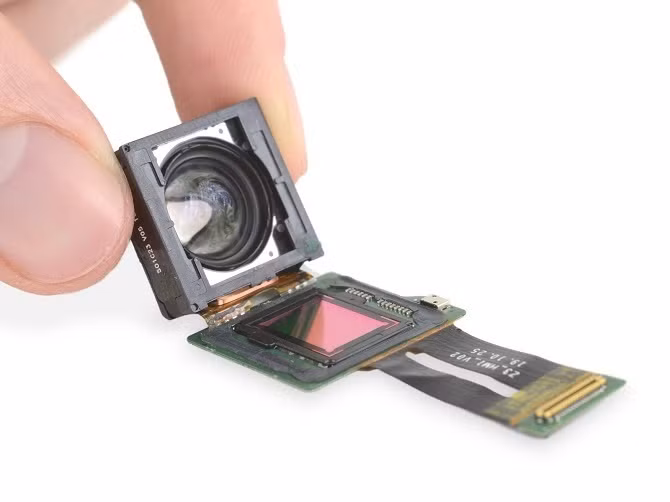 Cảm biến Isocell Bright HM1 độ phân giải 108 megapixel trên Galaxy S20 Ultra. Ảnh: iFixit.