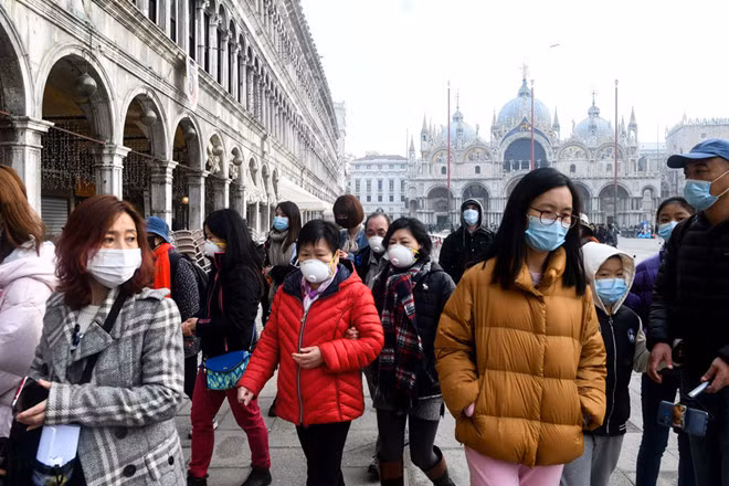 Du khách mang khẩu trang phòng ngừa virus Corona tham quan tại Venice