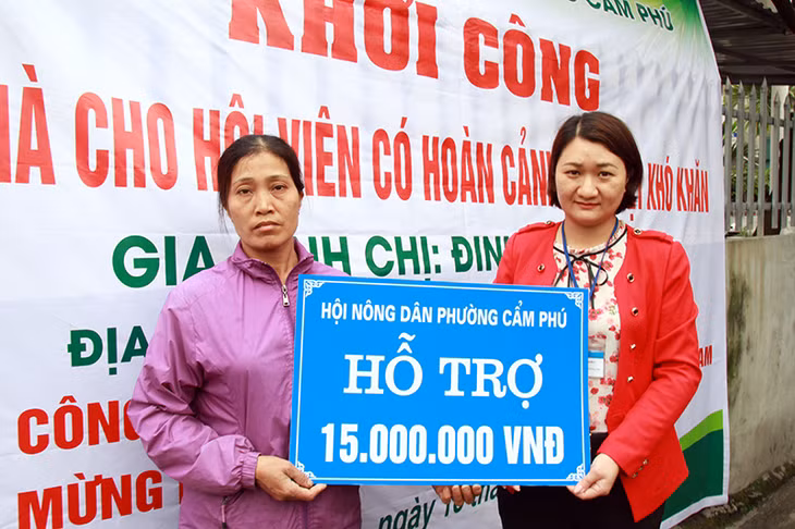 Lãnh đạo Hội nông dân phường Cẩm Phú trao tiền hỗ trợ cho bà Đinh Thị Hường