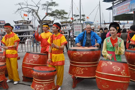 Du khách thích thú khi tới "xông đất" Cảng tàu khách Bãi Cháy ảnh 8 Du khách thích thú khi tới "xông đất" Cảng tàu khách Bãi Cháy ảnh 8