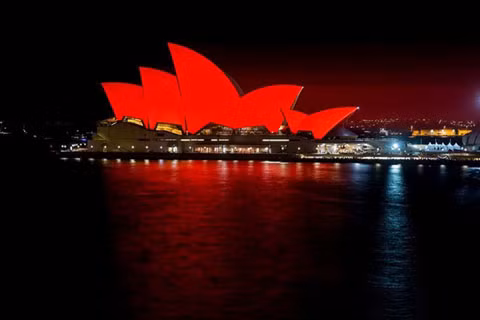 Nhà hát opera ở Sydney, Australia, chuyển tông đỏ để hưởng ứng không khí đón tết của người dân châu Á sống ở nơi đây. (Ảnh: PRNAsia)