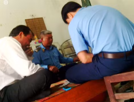 Cán bộ Đội Thanh tra giao thông số 3 và Văn phòng UBND huyện Vị Thủy đánh bạc ăn tiền ngày 30 Tết.