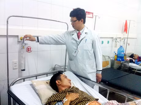 Bác sĩ Đỗ Văn Cường vận hành hệ thống “VAC Bãi Cháy”.