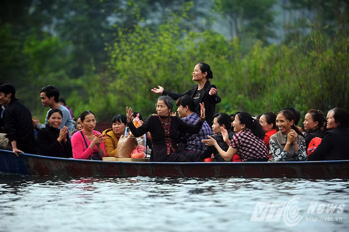 Hoặc cùng hòa chung tiếng hát trong niềm hân hoan, vui thích khi đi lễ chùa đầu năm.