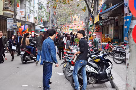 Bãi trông giữ xe tại phố Long Tiên gây cản trở giao thông.