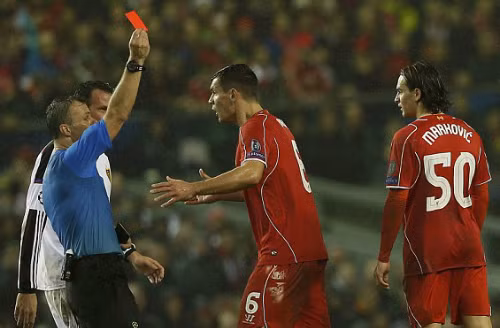 Markovic nhận thẻ đỏ trong trận đấu với Basel. Ảnh: Reuters.