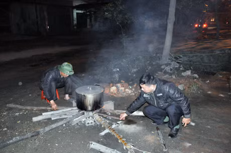 Người dân tất bật bên nồi bánh trưng xanh.