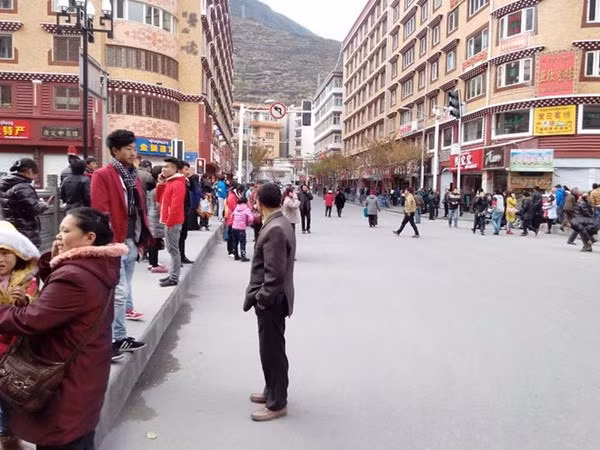 Người dân Tứ Xuyên chạy ra đường sau khi các tòa nhà rung chuyển vì động đất. Ảnh minh họa.(Nguồn: THX)