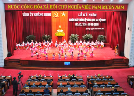 Thiếu nhi TP Hạ Long hát, múa chào mừng 85 năm ngày thành lập Đảng.