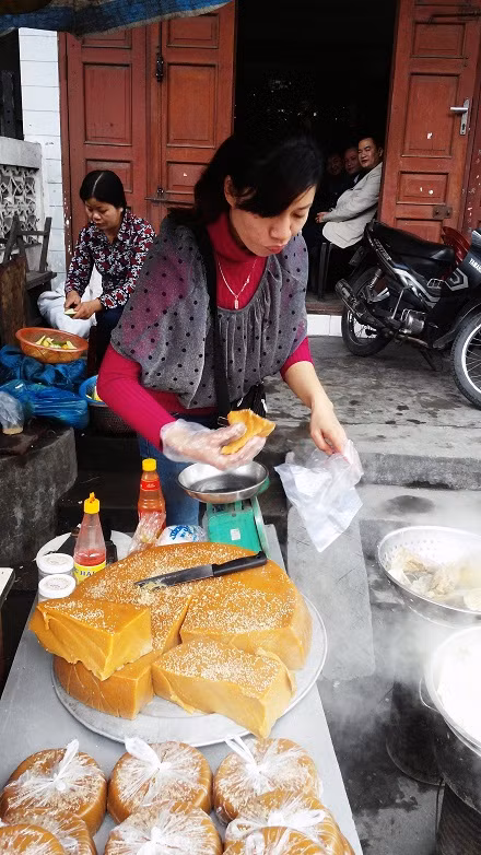  Bánh được bày bán nhiều trong dịp Tết ở khu vực đền Cửa Ông