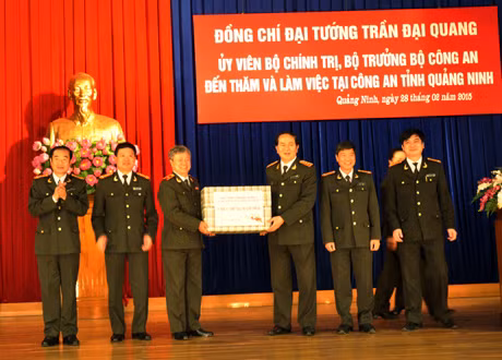  Đại tướng Trần Đại Quang tặng quà CBCS Công an tỉnh.