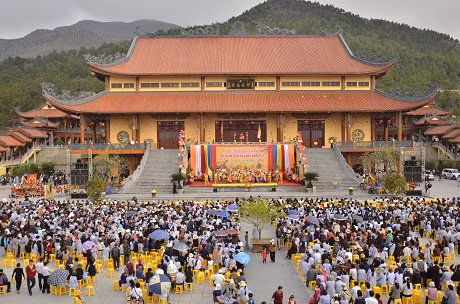 Đông đảo du khách, tăng ni, phật tử hành hương về tham dự lễ khai mạc hội xuân chùa Ba Vàng