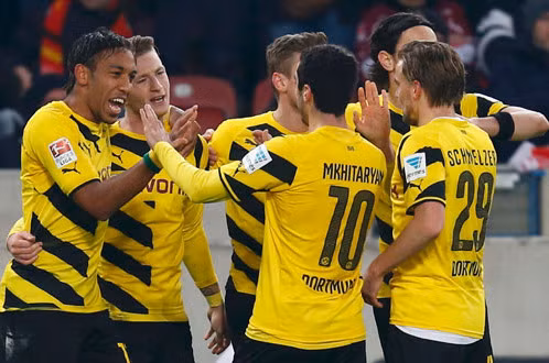 Các cầu thủ Dortmund ăn mừng bàn thắng vào lưới Stuttgart - Ảnh: Reuters