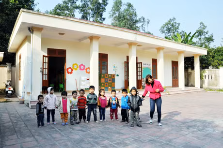 Cô và trò ở điểm trường Khe Liêu, thuộc Trường Tiểu học xã Bằng Cả (Hoành Bồ).