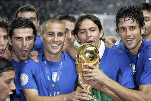 Cannavaro và đồng đội khi vô địch World Cup 2006. Ảnh: AFP.