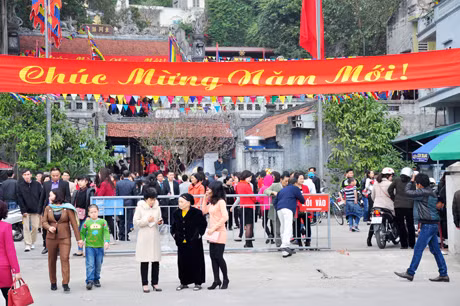 Tại khu vực đền đức ông Trần Quốc Nghiễn cũng có trong tình cảnh tương tự.
