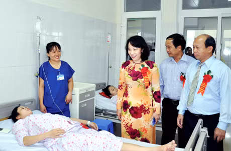Đồng chí Vũ Thị Thu Thuỷ, Phó Chủ tịch UBND tỉnh, thăm Bệnh viện Sản - Nhi tỉnh trong ngày khánh thành.