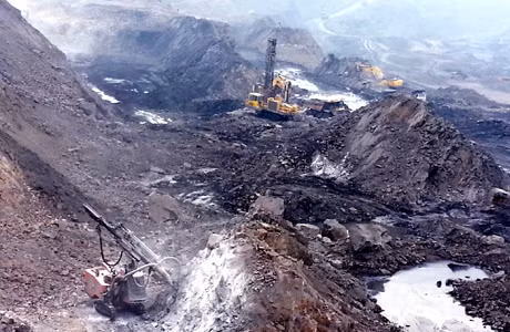 Bóc xúc đất đá tại Công ty CP Than Tây Nam Đá Mài.