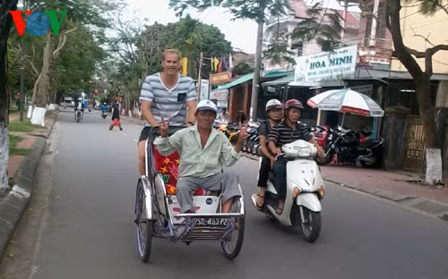 Nhiều khách Tây thích thú đạp xích lô