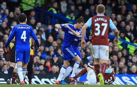  Matic nổi nóng sau khi bị Asley Barnes vào bóng ác ý