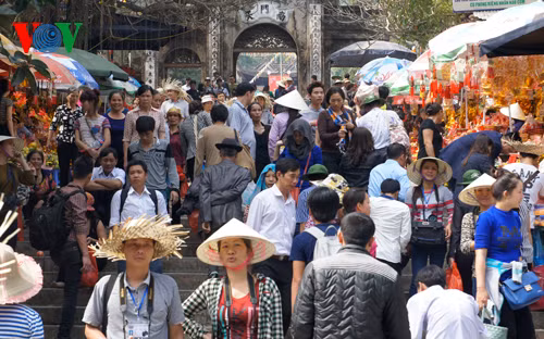 Dòng người đông đúc về trẩy hội