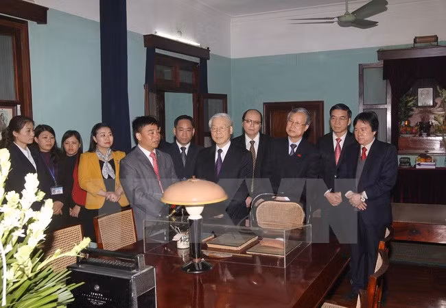 Tổng Bí thư Nguyễn Phú Trọng thăm nơi ở và làm việc của Chủ tịch Hồ Chí Minh.. Ảnh: TTXVN