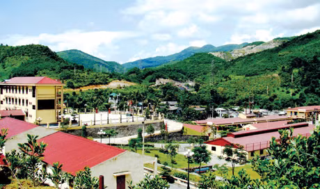 Trung tâm điều hành sản xuất của Công ty Than Quang Hanh - TKV tại thôn Khe Sím, xã Dương Huy (TP Cẩm Phả) được xây dựng khang trang.