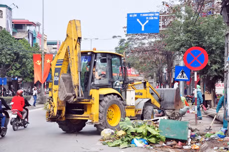 Để có được không gian đô thị sạch đẹp, những ngày qua công nhân môi trường đô thị đã miệt mài làm việc