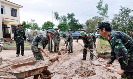 Cán bộ, chiến sĩ các đơn vị LLVT trên địa bàn huyện Đầm Hà tham gia khắc phục hậu quả sự cố vỡ đập hồ Đầm Hà Động, tháng 10-2014. Ảnh: Ngọc Hà